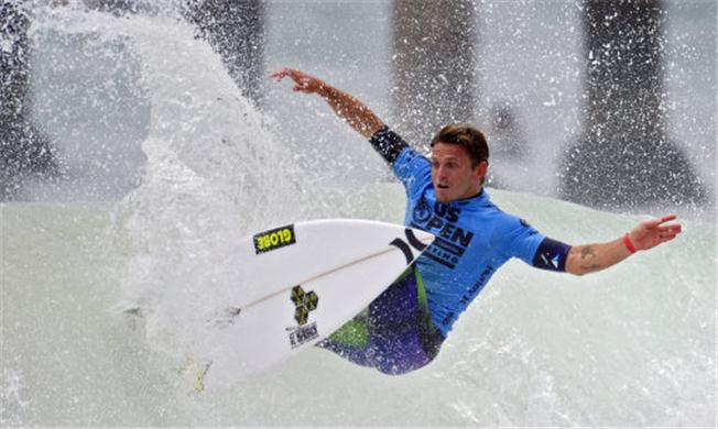 Injury-keeps-Yadin-Nicol-out-of-2011-ASP-World-Tour-despite-qualification