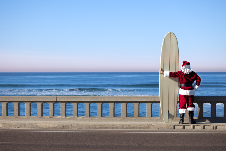 Image surfingsantaclaus2.jpg