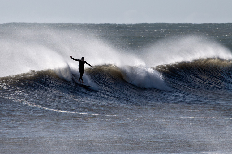 Image longboardsurfing.jpg