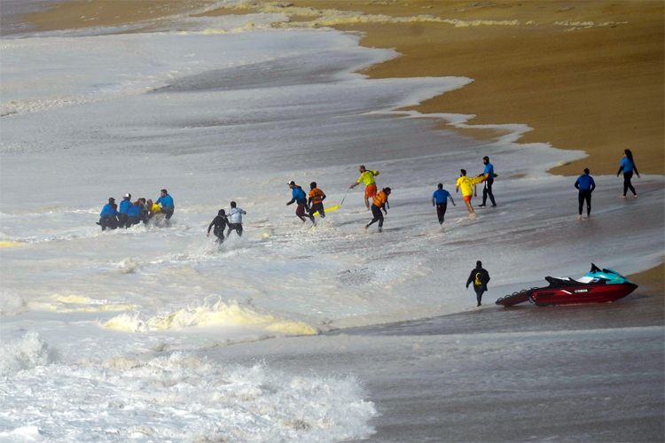 Image alex-botelho-nazare-wipeout.jpg