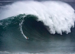 Image big-wave-surfer-nazare.jpg