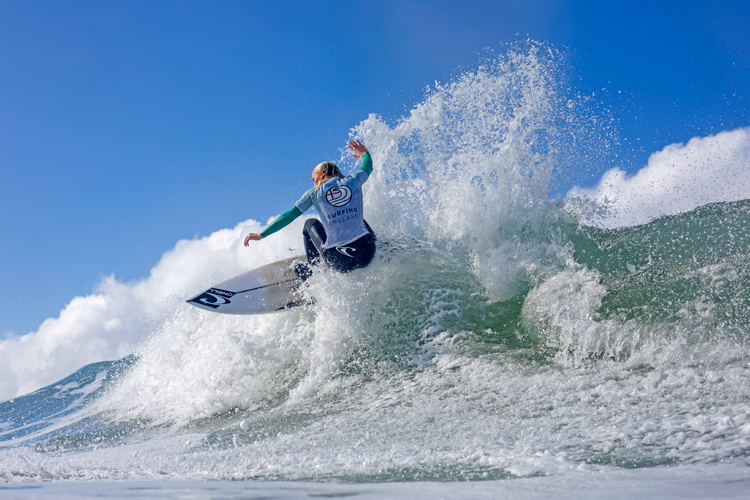 Image english-female-surfer.jpg