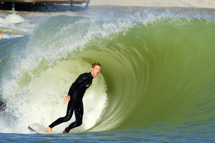 Image surf-lakes-barrel.jpg