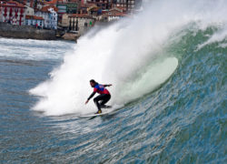 Image mundaka-surfing.jpg